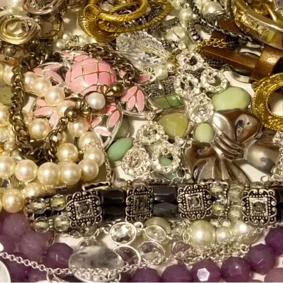 Vintage Estate Costume Jewelry 1 Pound LB Lots, Signed And Unsigned All wearable - Picture 1 of 12